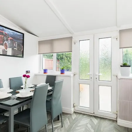 Сasa de vacaciones Yarnfield House By Nec Bhx - Free Multi Car Van Parking